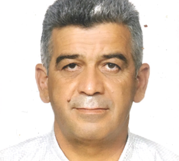 Orhan DENLİ <br> BEN ÖĞRETMENİM <br> Beni yanlış yerde arama tabiat ana, Tozlu sıraların altındaki kâğıt parçacıklarıyım.Minnacık avuçların içindeki tebeşir tozuyum. Gülen ve ağlayan yüzün aynasıyım. Ben burdayım tanı beni, ben öğretmenim.